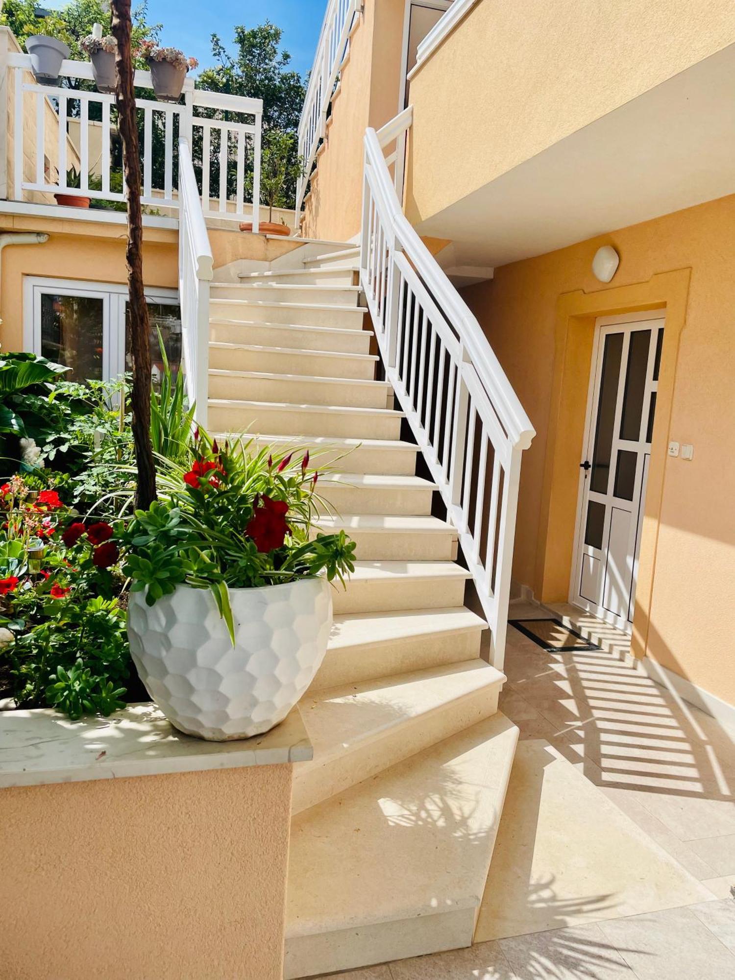 Apartments Sunny Elza Hvar Town Exterior photo